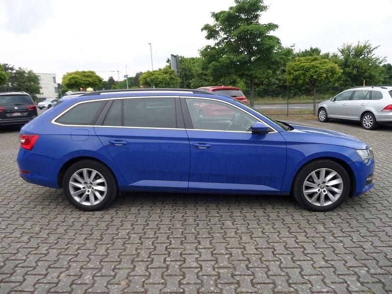 Energy blau Gebraucht 2021 Skoda Superb Ambition Kombi | 20.500 € (Guter Preis) - Bild 1/4