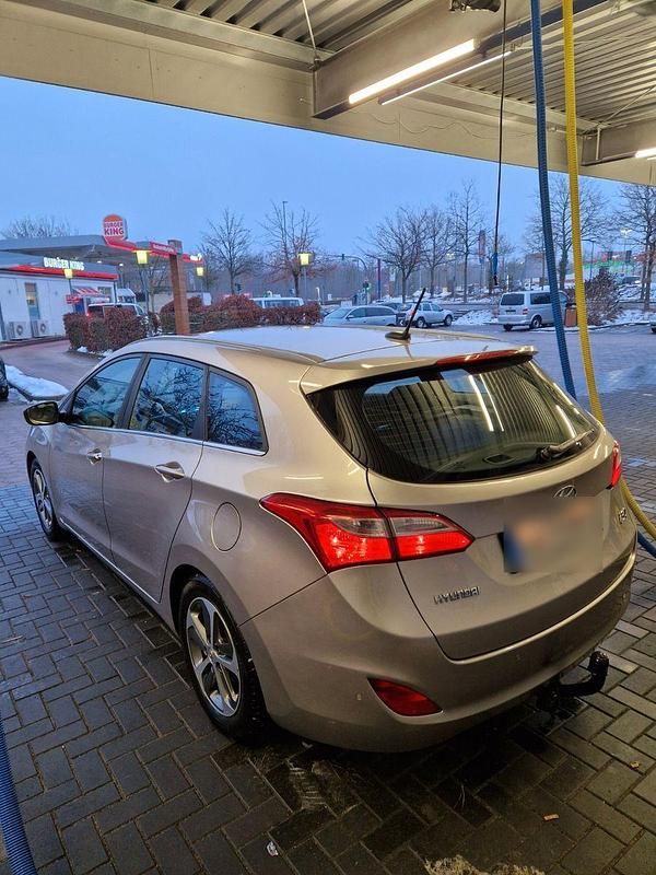 Gebraucht Hyundai i30 Select 101 PS (74 kW) 2017 Gold Kombi