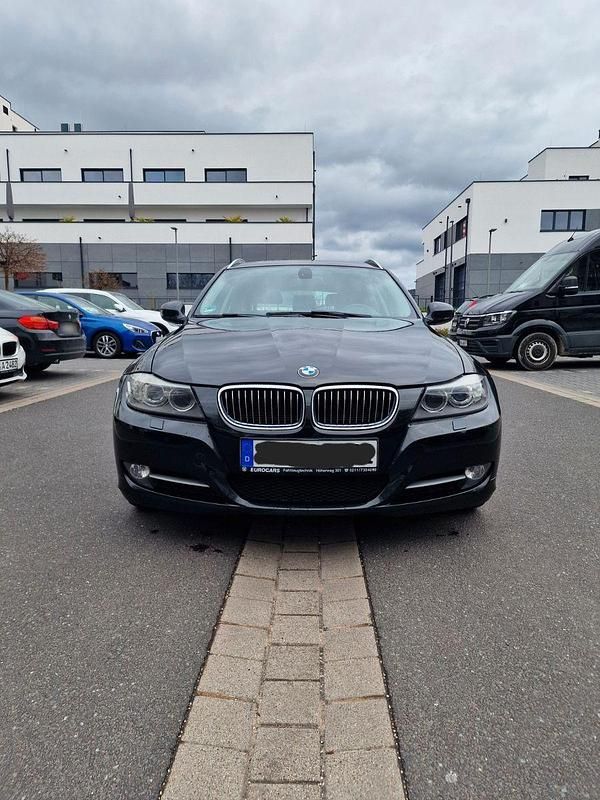 Gebraucht BMW 320 184 PS (135 kW) 2012 Schwarz Kombi