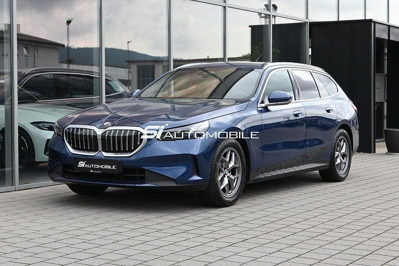Phytonicblau metallic Gebraucht 2024 BMW 520 Sport Line Kombi | 50.950 € (Guter Preis) - Bild 1/4