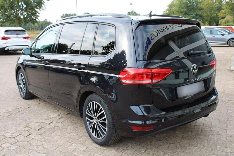 Gebraucht VW Touran Comfortline 150 PS (110 kW) 2023 Schwarz metallic Van / Kleinbus