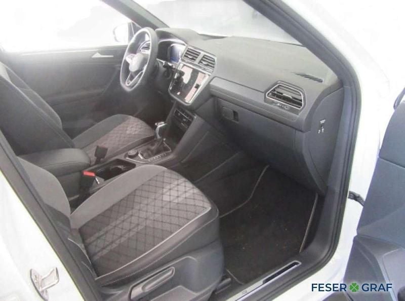 Gebraucht VW Tiguan Allspace R-line 193 PS (141 kW) 2025 Oryxweiß perlmutteffekt SUV