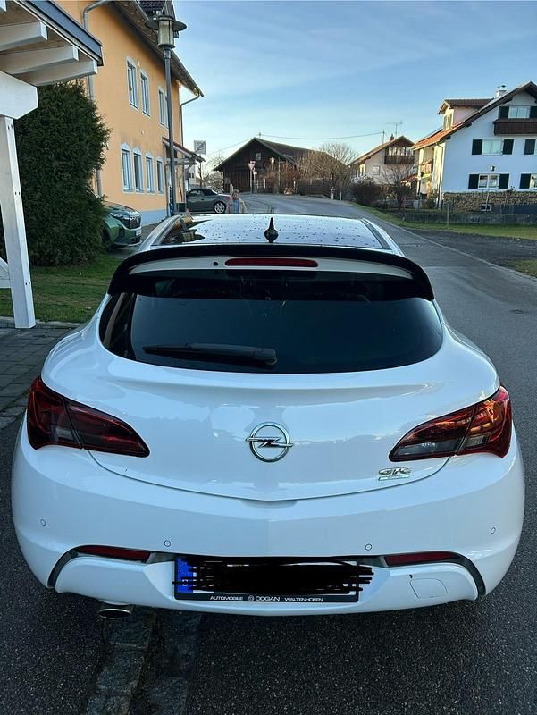 Gebraucht Opel Astra GTC 140 PS (102 kW) 2016 Weiß Limousine