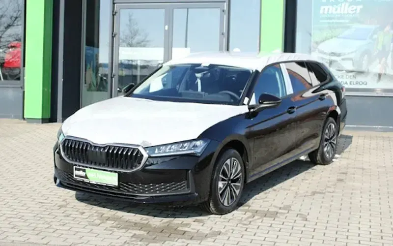 Neu Skoda Superb Essence 150 PS (110 kW) 2025 Schwarz (onyx schwarz metallic) Kombi