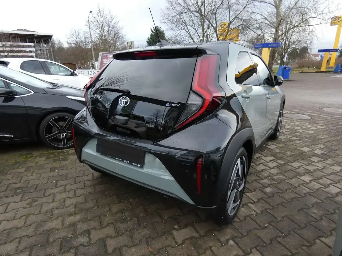 Neu Toyota Aygo X 116 PS (85 kW) 2025 Urban khaki SUV