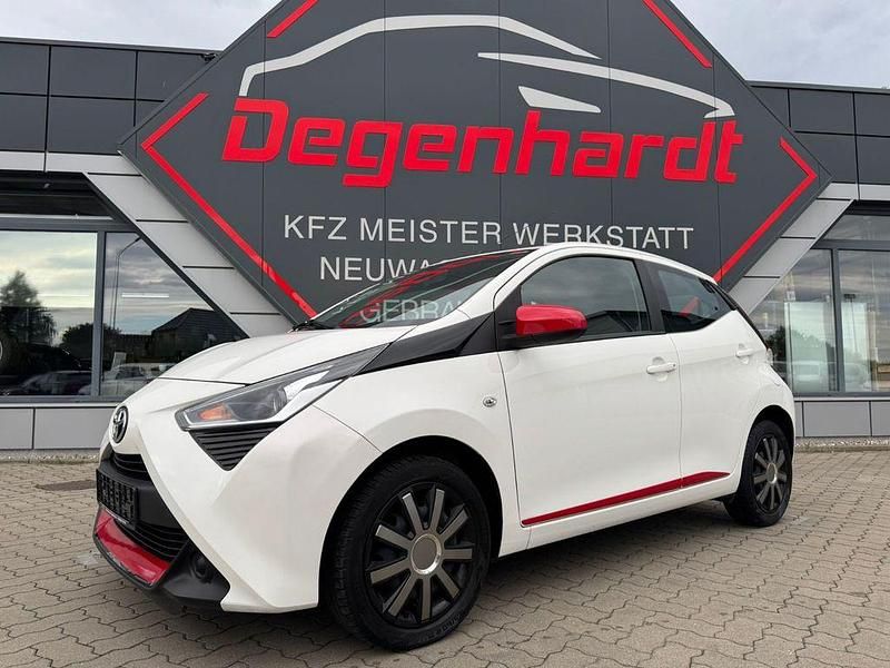 Weiß Gebraucht 2019 Toyota Aygo X-play Kleinwagen | 9.990 € (Guter Preis) - Bild 1/4