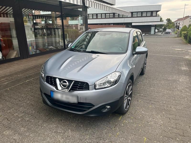 Grau Gebraucht 2012 Nissan Qashqai Tekna SUV | 7.750 € (Fairer Preis) - Bild 1/4