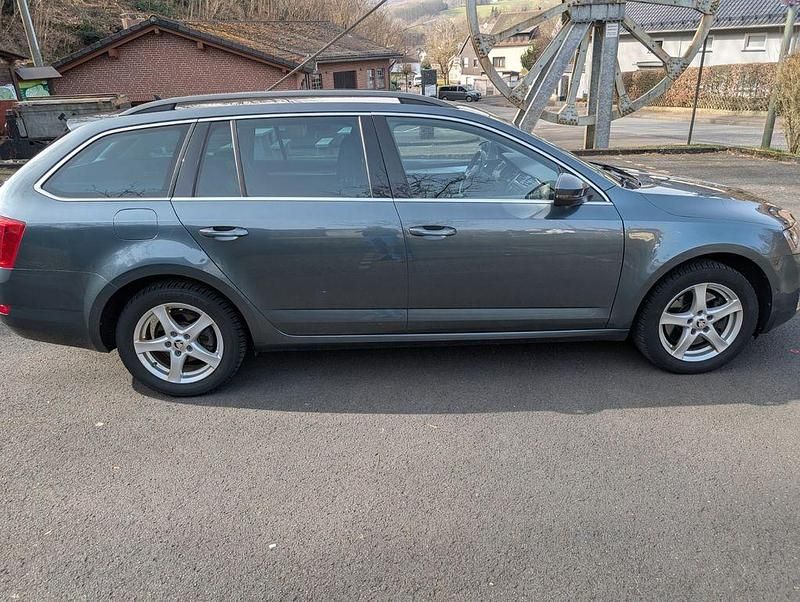 Gebraucht Skoda Octavia 179 PS (131 kW) 2015 Grau Kleinwagen