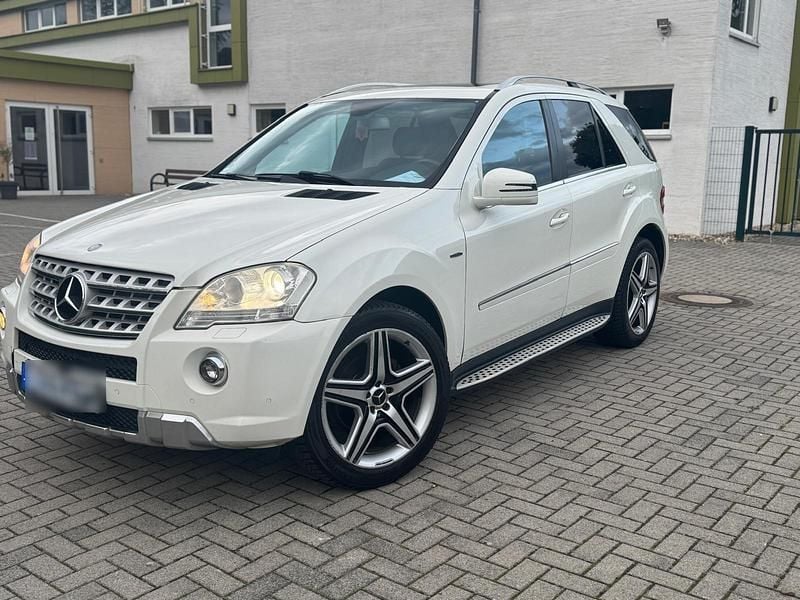 Weiß Gebraucht 2011 Mercedes ML300 AMG SUV | 13.850 € (Etwas zu teuer) - Bild 1/4