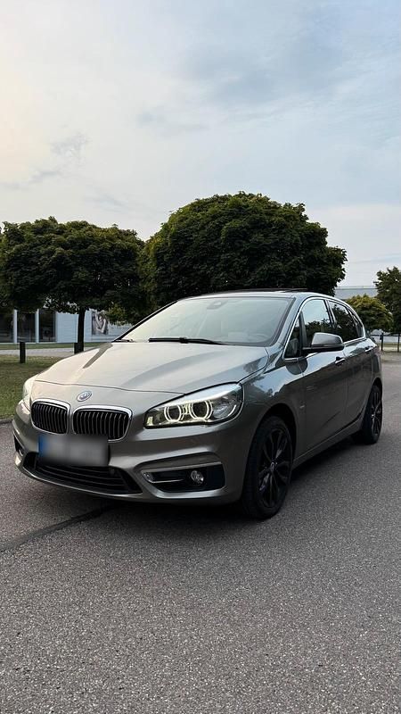 Gold Gebraucht 2017 BMW 220 Active Tourer Luxury Line Van / Kleinbus | 15.900 € (Guter Preis) - Bild 1/4