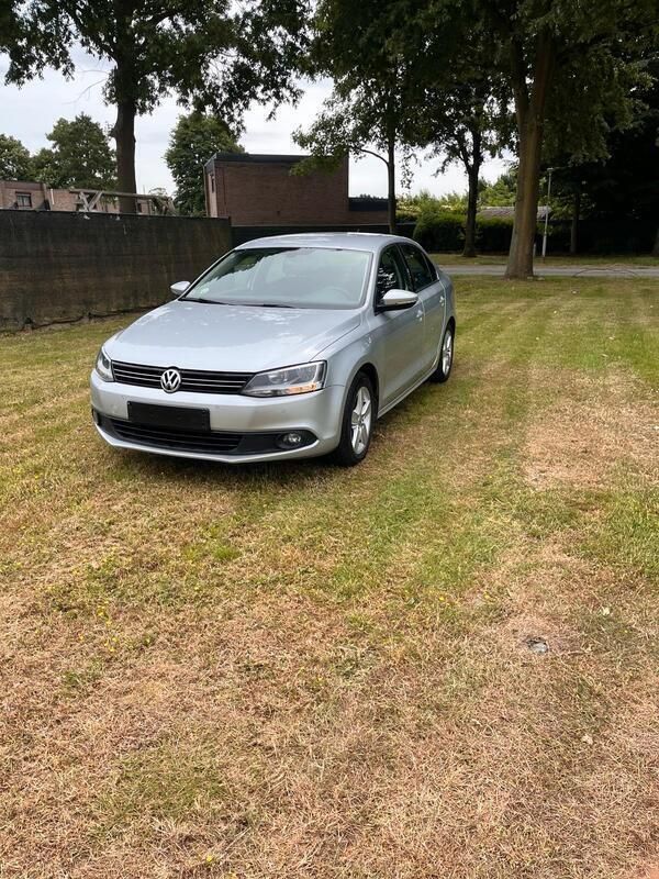 Silber Gebraucht 2015 VW Jetta Limousine | 6.499 € (Superpreis) - Bild 1/4