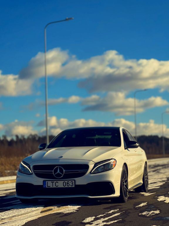 Weiß Gebraucht 2017 Mercedes C63 AMG AMG Limousine | 33.999 € - Bild 1/4