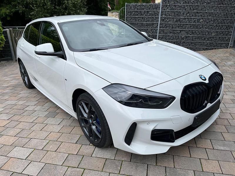 Weiß Gebraucht 2022 BMW 120 M Sport Kleinwagen | 23.499 € (Fairer Preis) - Bild 1/4