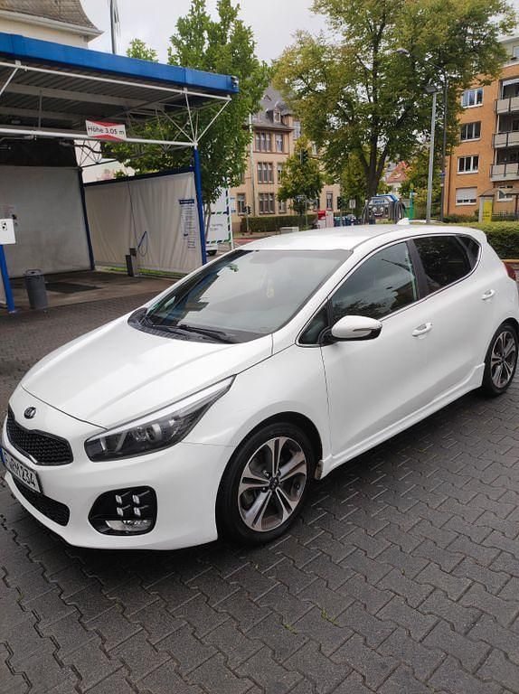 Weiß Gebraucht 2017 Kia Ceed GT GT-Line Limousine | 11.400 € (Fairer Preis) - Bild 1/4