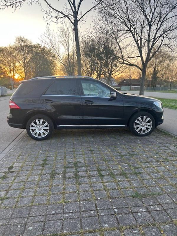 Schwarz Gebraucht 2014 Mercedes ML250 SUV | 13.800 € (Fairer Preis) - Bild 1/4