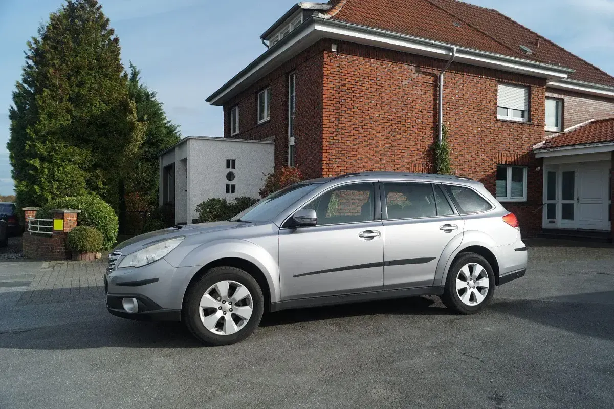Gebraucht Subaru Outback Active 150 PS (110 kW) 2010 Silber SUV