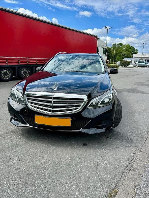 Schwarz Gebraucht 2015 Mercedes E200 Kombi | 10.800 € - Bild 1/4