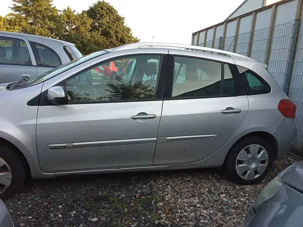 Gebraucht Renault Clio II Dynamique 101 PS (74 kW) 2010 Silber Limousine