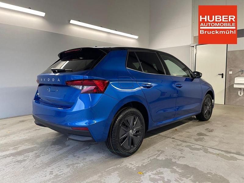 Neu Skoda Fabia Dynamic 116 PS (85 kW) 2025 [8x1z] raceblau metallic / dach schwarz Limousine