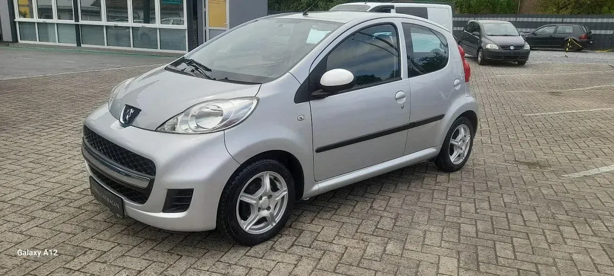Gebraucht Peugeot 107 68 PS (50 kW) 2012 Silber Kleinwagen