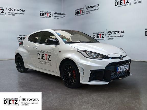 Platinumweiß perleffekt Gebraucht 2024 Toyota Yaris Kleinwagen | 45.880 € (Guter Preis) - Bild 1/4