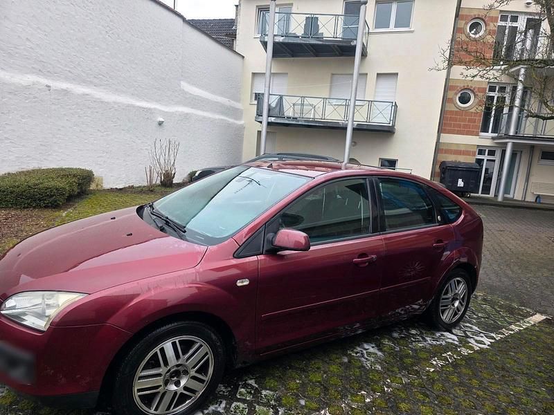 Gebraucht Ford Focus 100 PS (73 kW) 2004 Rot Kleinwagen