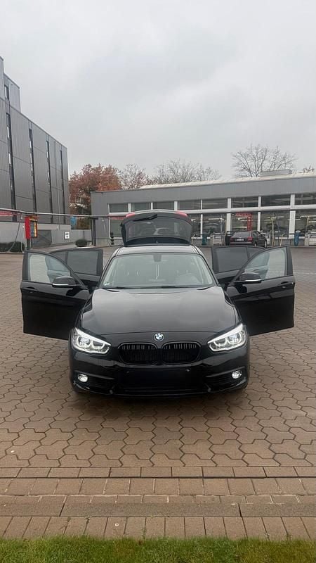 Schwarz Gebraucht 2018 BMW 118 Comfort Edition Kleinwagen | 11.350 € (Superpreis) - Bild 1/4