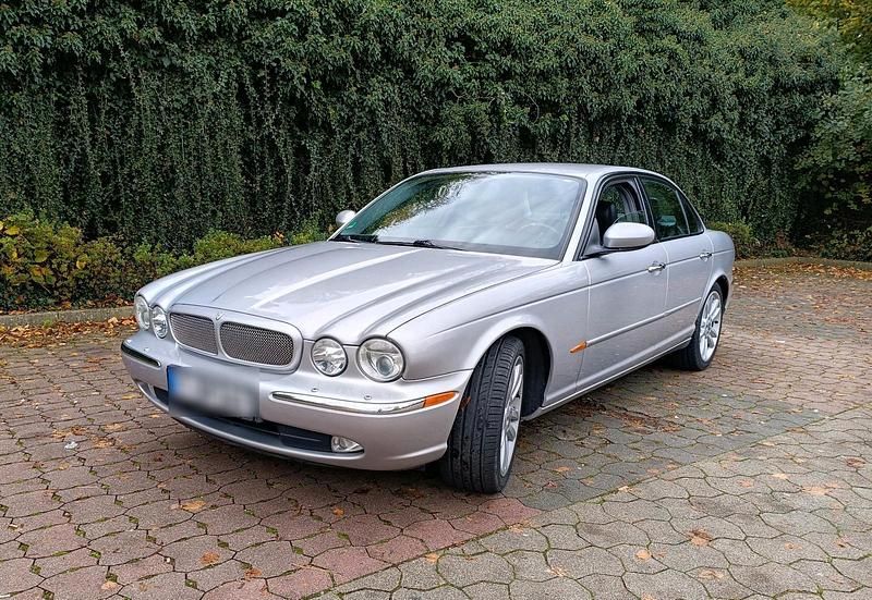 Silber Gebraucht 2005 Jaguar XJR R Limousine | 13.500 € - Bild 1/4