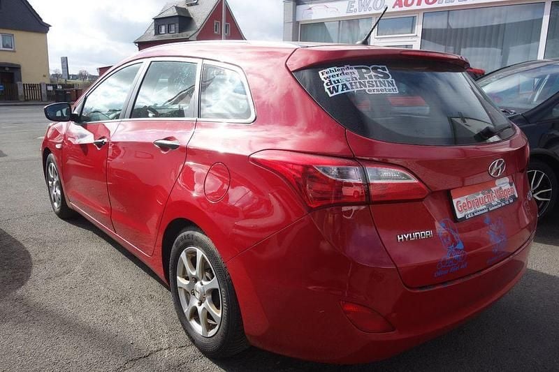 Gebraucht Hyundai i30 Classic 99 PS (72 kW) 2013 Rot Kombi