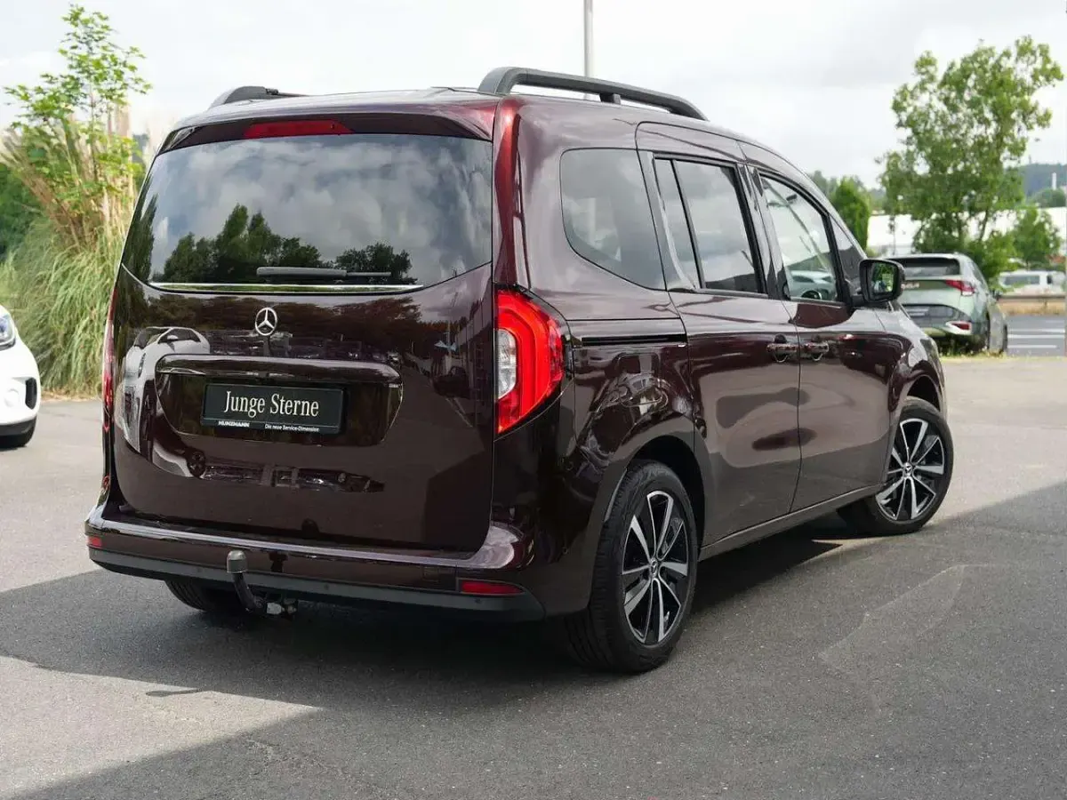 Gebraucht Mercedes T180 Progressive 116 PS (85 kW) 2023 Rubellitrot metallic metallic Van / Kleinbus