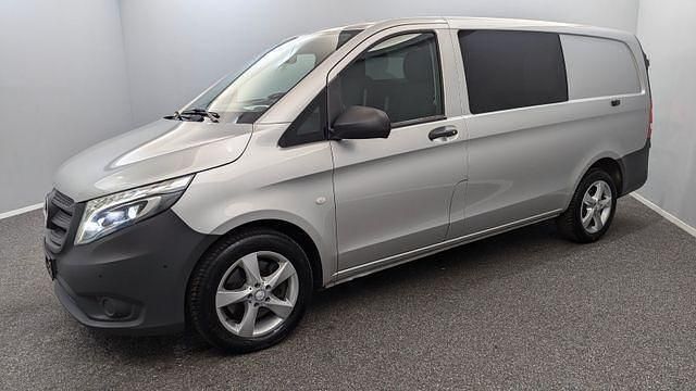 Silber Gebraucht 2017 Mercedes Vito Van / Kleinbus | 17.999 € - Bild 1/4