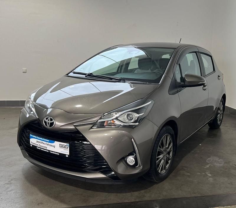 Grau Gebraucht 2017 Toyota Yaris Comfort Limousine | 10.490 € (Guter Preis) - Bild 1/4