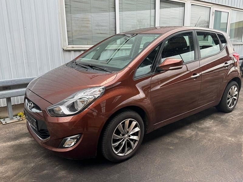 Braun Gebraucht 2013 Hyundai ix20 Edition Kleinwagen | 6.499 € (Fairer Preis) - Bild 1/3