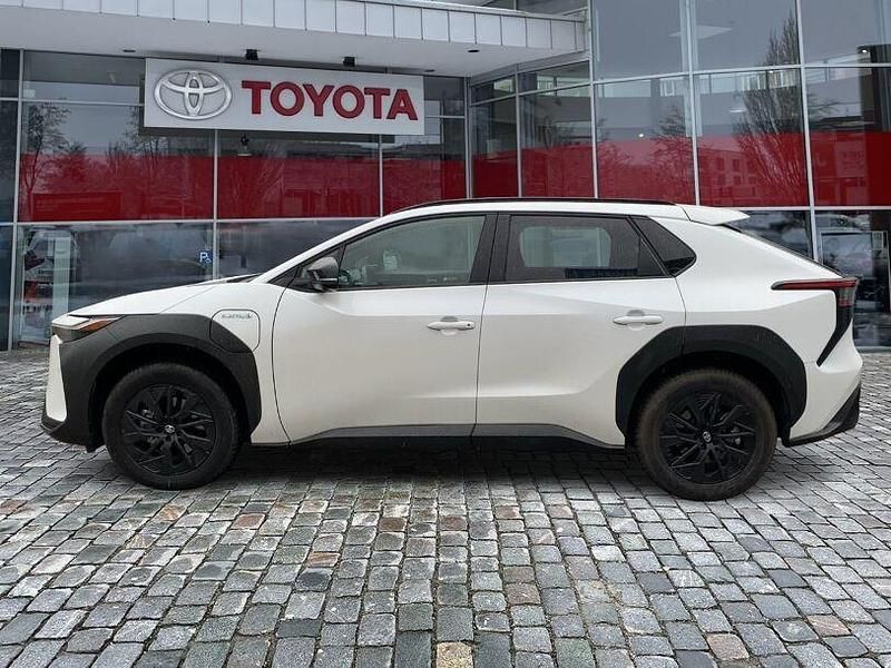 Gebraucht Toyota bZ4X Basis 150 kW (204 PS) 2023 Platinumweiß perlef SUV