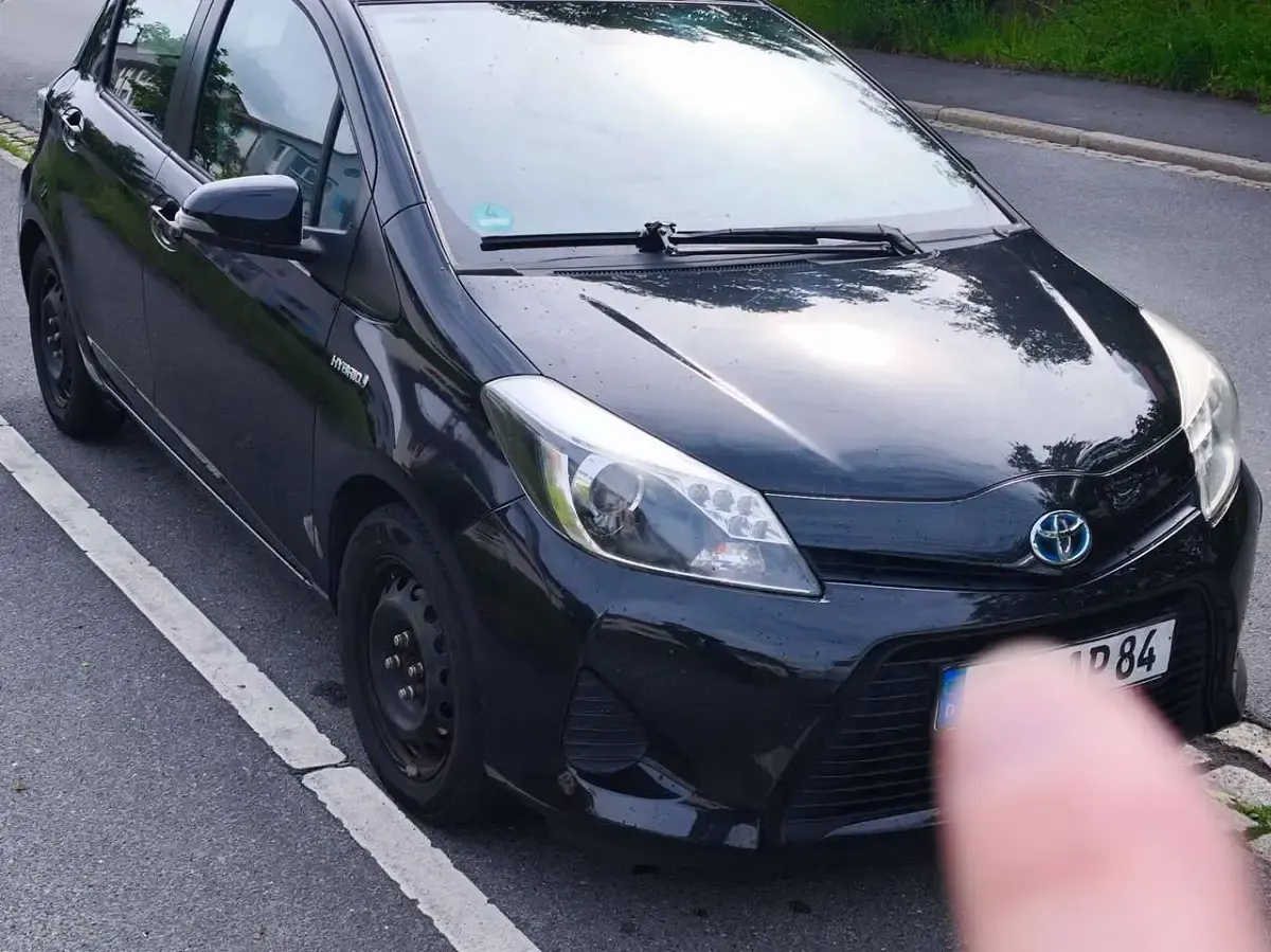 Gebraucht Toyota Yaris Hybrid 75 PS (55 kW) 2012 Schwarz Limousine
