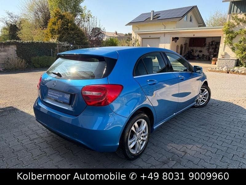 Gebraucht Mercedes A180 122 PS (89 kW) 2014 Blau Limousine