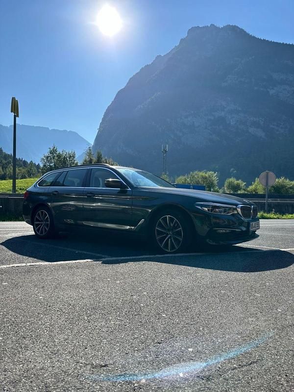 Grau Gebraucht 2020 BMW 520 Limousine | 22.500 € (Superpreis) - Bild 1/4
