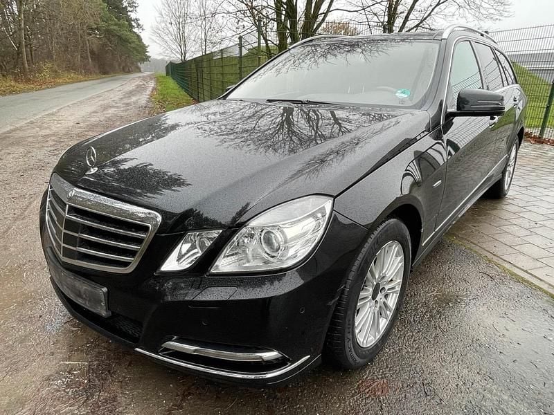 Schwarz Gebraucht 2011 Mercedes E350 Kombi | 7.200 € (Superpreis) - Bild 1/4
