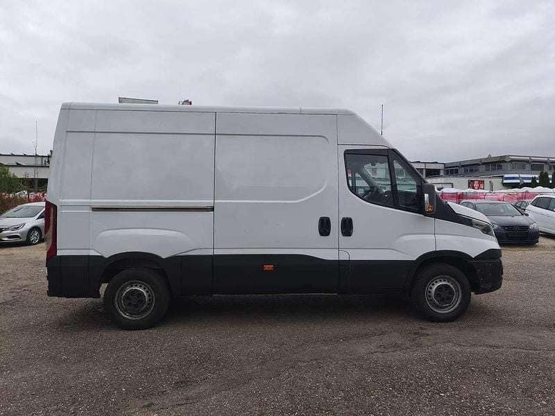 Second-hand Iveco Daily 126 CP (92 kW) 2016 Alb Monovolum