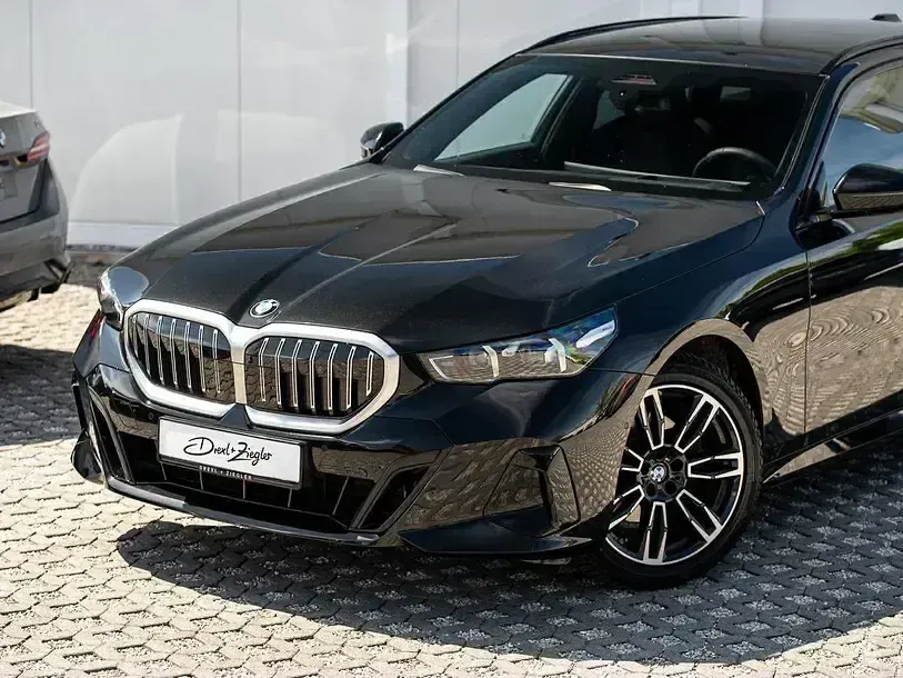Gebraucht BMW 520 M Sport 197 PS (144 kW) 2025 Saphirschwarzmetallic Limousine