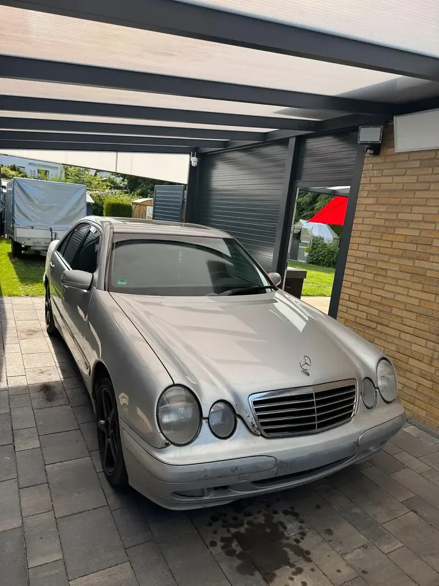 Gebraucht Mercedes E220 143 PS (105 kW) 2001 Grau Limousine