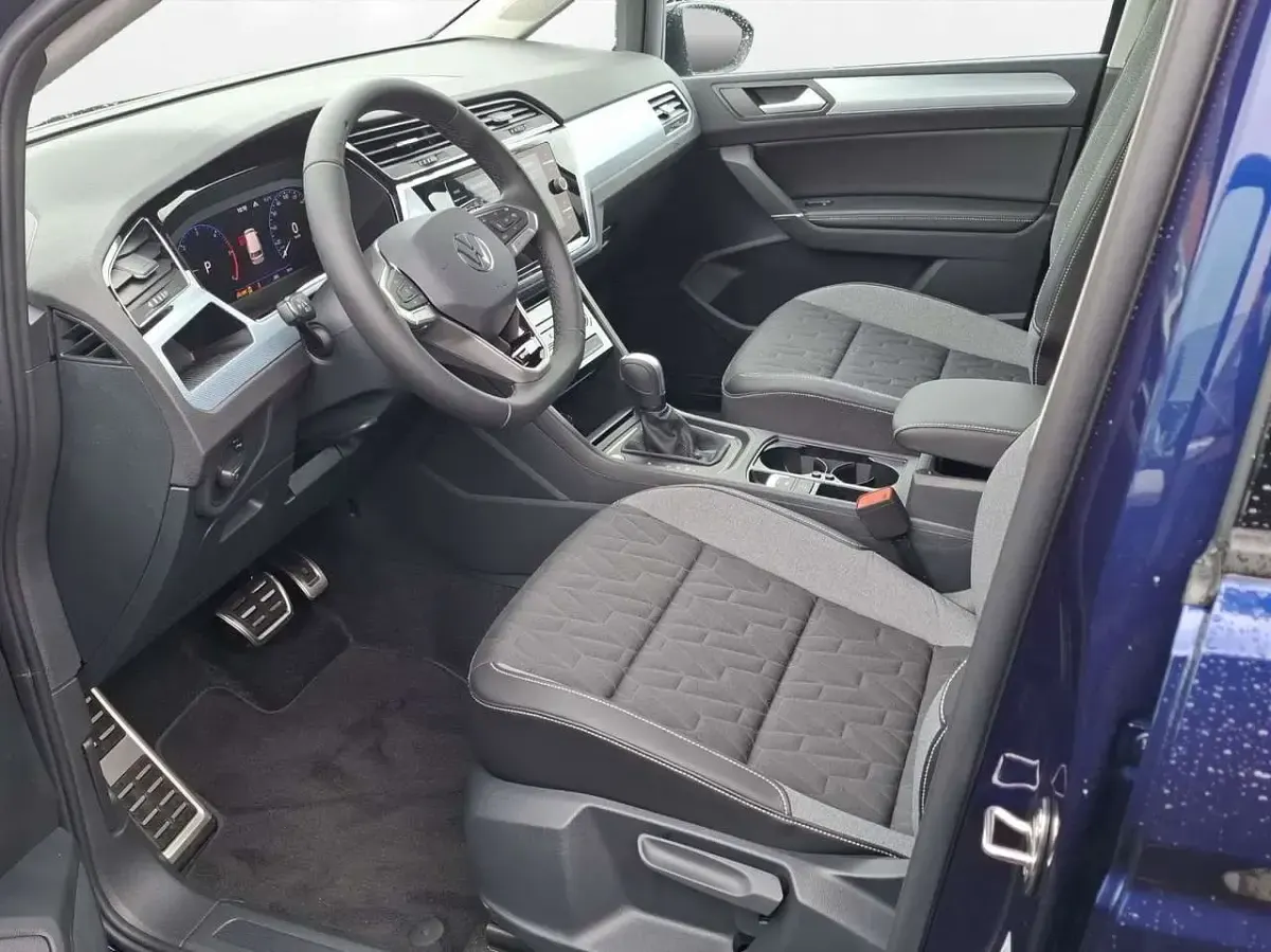 Neu VW Touran 150 PS (110 kW) 2026 Blau Van / Kleinbus