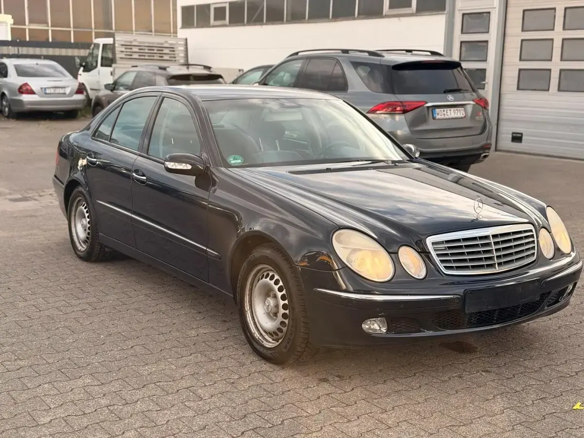 Gebraucht Mercedes E240 176 PS (129 kW) 2002 Blau Limousine
