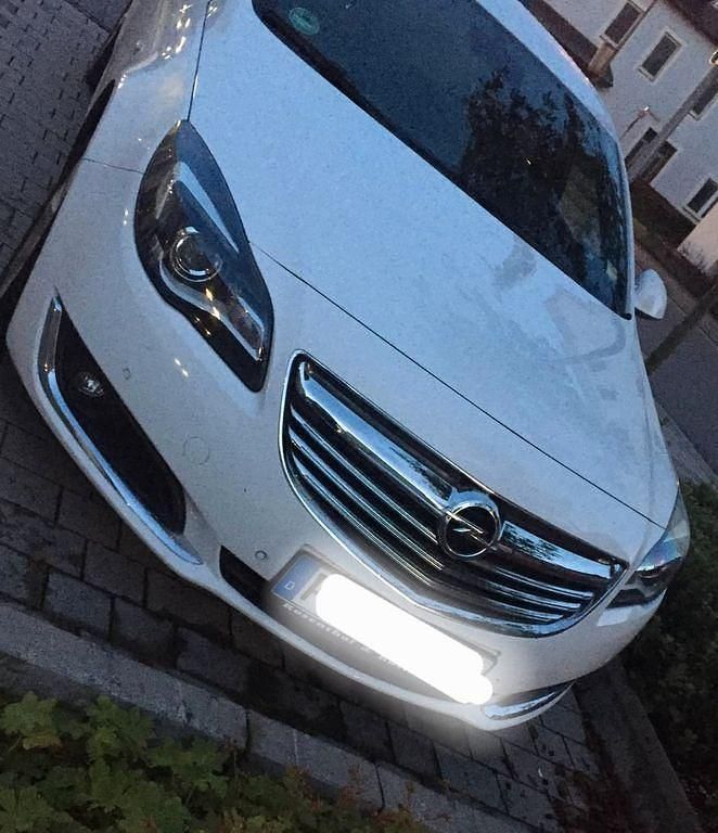Weiß Gebraucht 2013 Opel Insignia Innovation Limousine | 8.000 € (Fairer Preis) - Bild 1/4