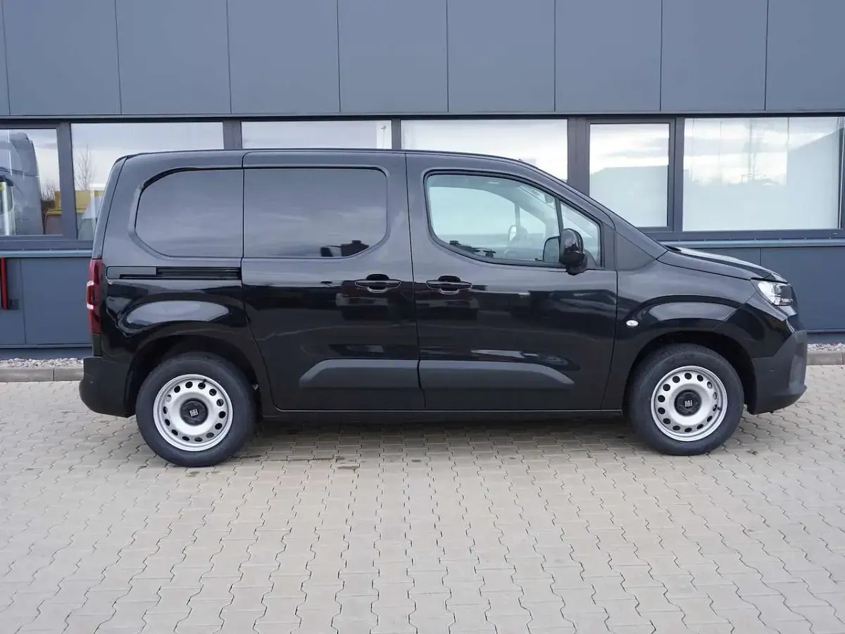 Neu Fiat Doblò 131 PS (96 kW) 2026 Schwarz Van / Kleinbus