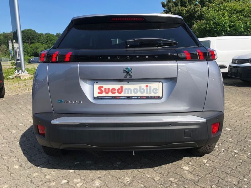 Second-hand Peugeot e-2008 Allure 100 kW (136 CP) 2021 Argintiu SUV