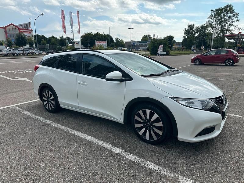 Weiß Gebraucht 2014 Honda Civic Kombi | 6.999 € (Etwas zu teuer) - Bild 1/4