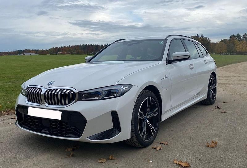 Weiß Gebraucht 2023 BMW 330e M Sport Kombi | 38.900 € (Guter Preis) - Bild 1/4