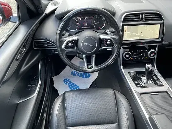 Używany Jaguar XE R-Dynamic 300 KM (220 kW) 2021 Czerwony Sedan/Limuzyna