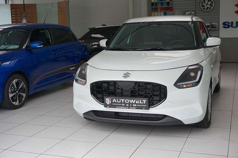 Neu Suzuki Swift 83 PS (61 kW) 2025 Caravan ivory pearl metallic Kleinwagen